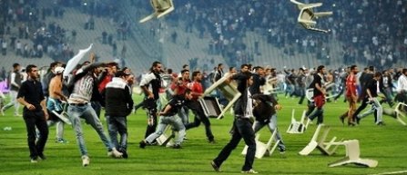 Meciul Besitkas - Galatasaray a fost intrerupt dupa ce fanii au patruns pe gazon
